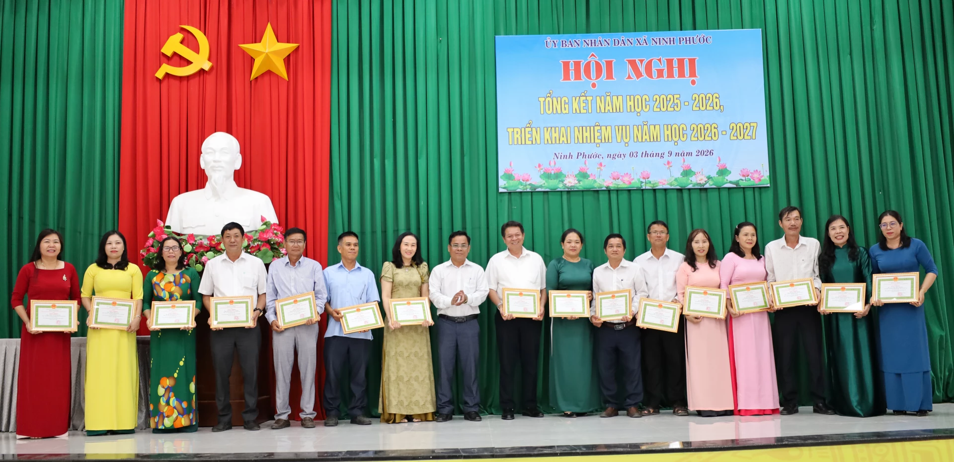 Lãnh đạo UBND xã Ninh Phước trao giấy khen cho các cá nhân.