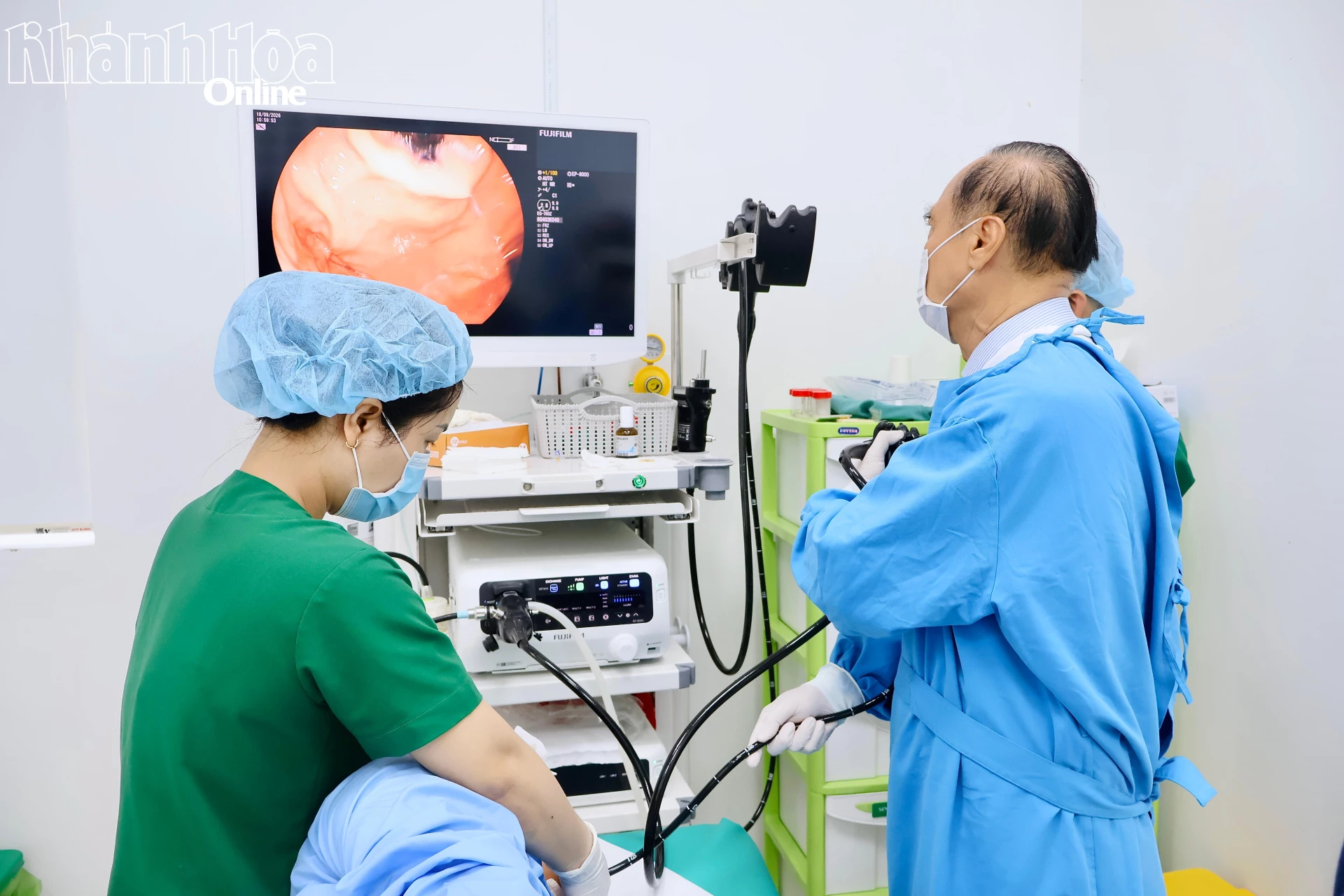 Sau hội thảo chương trình thực hiện nội soi tầm soát cho người tham gia.