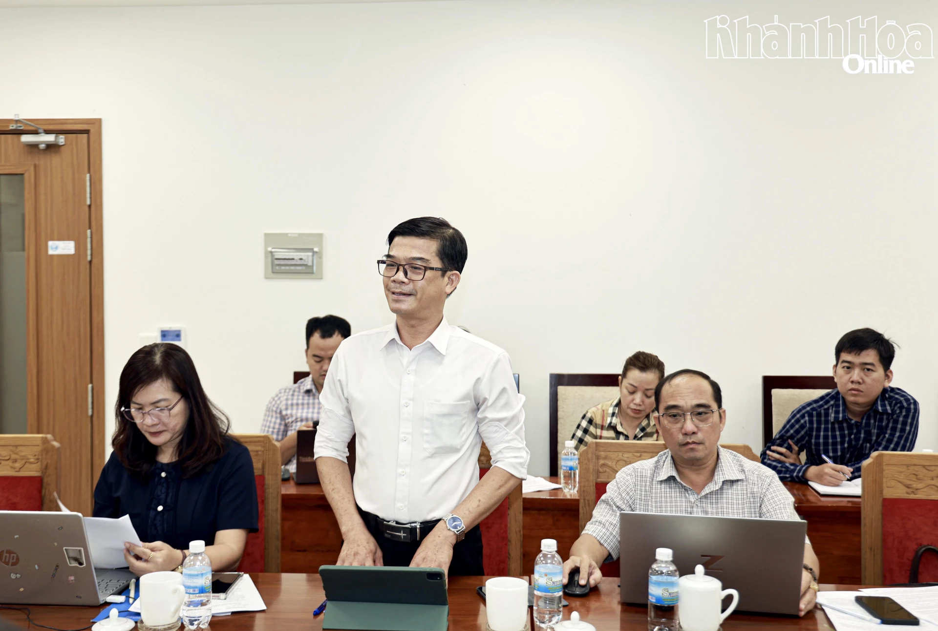 Lãnh đạo Sở Nội vụ phát biểu góp ý.