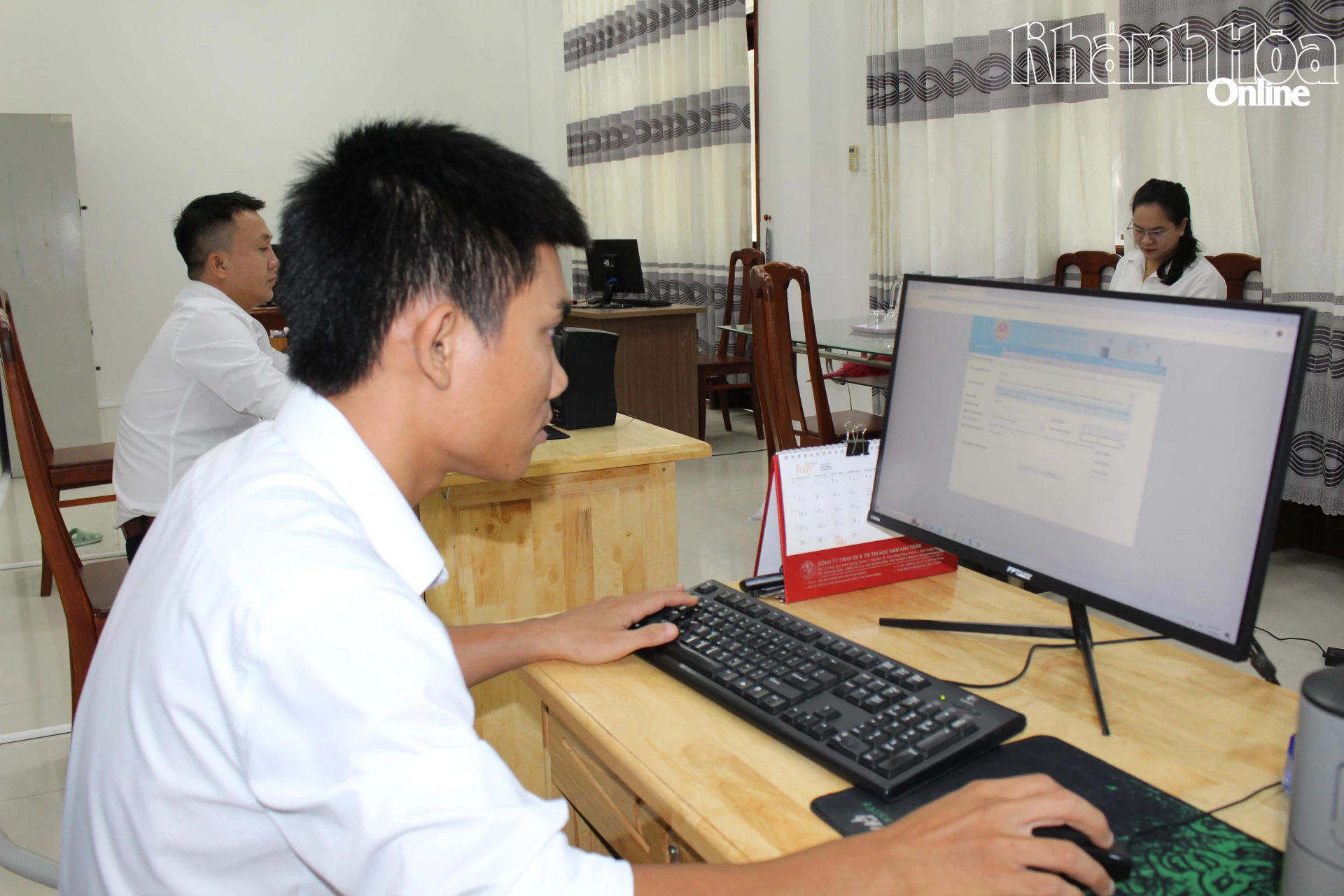 Cán bộ phường Đông Hải làm việc trên môi trường số.