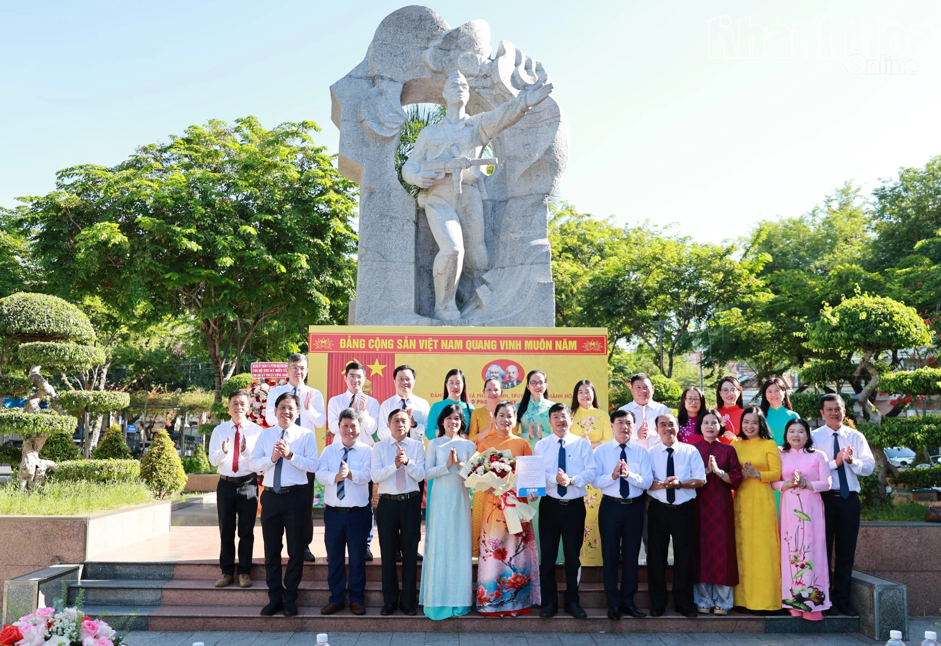 Đảng bộ Báo và Phát thanh, Truyền hình Khánh Hòa tổ chức lễ kết nạp đảng viên tại Tượng đài 23 tháng 10. Ảnh: Thái Thịnh.