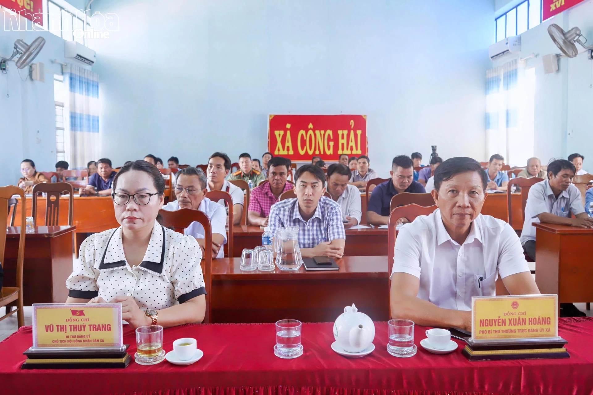 Lãnh đạo xã Công Hải và cử tri tham dự buổi tiếp xúc.