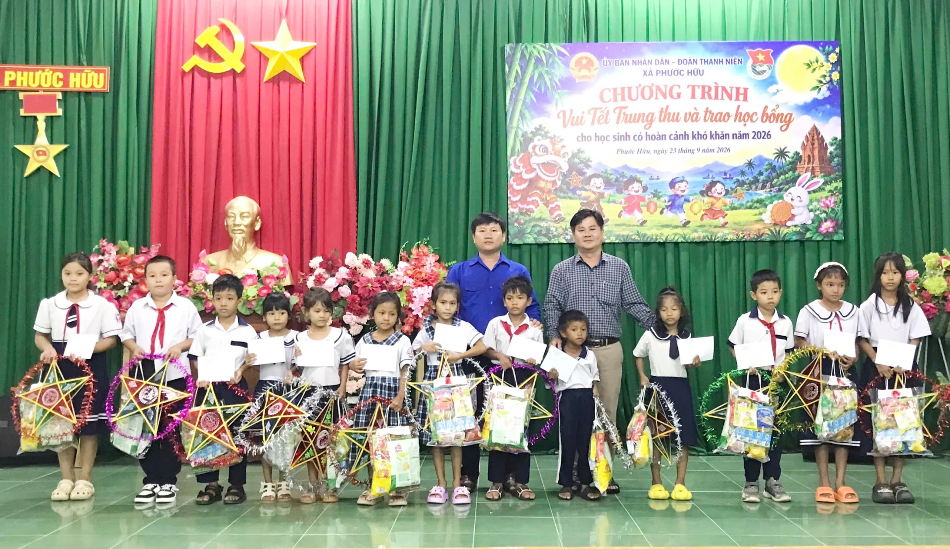 Ban tổ chức trao học bổng và quà Trung thu cho các học sinh.