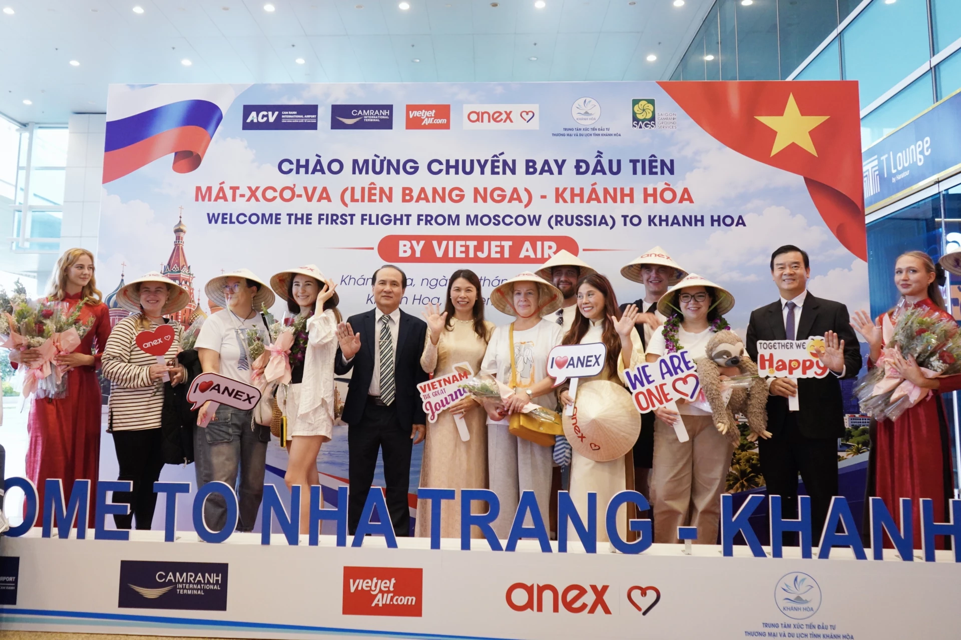 Lãnh đạo Sở Văn hóa, Thể thao và Du lịch cùng các đại biểu chụp ảnh lưu niệm với hành khách.