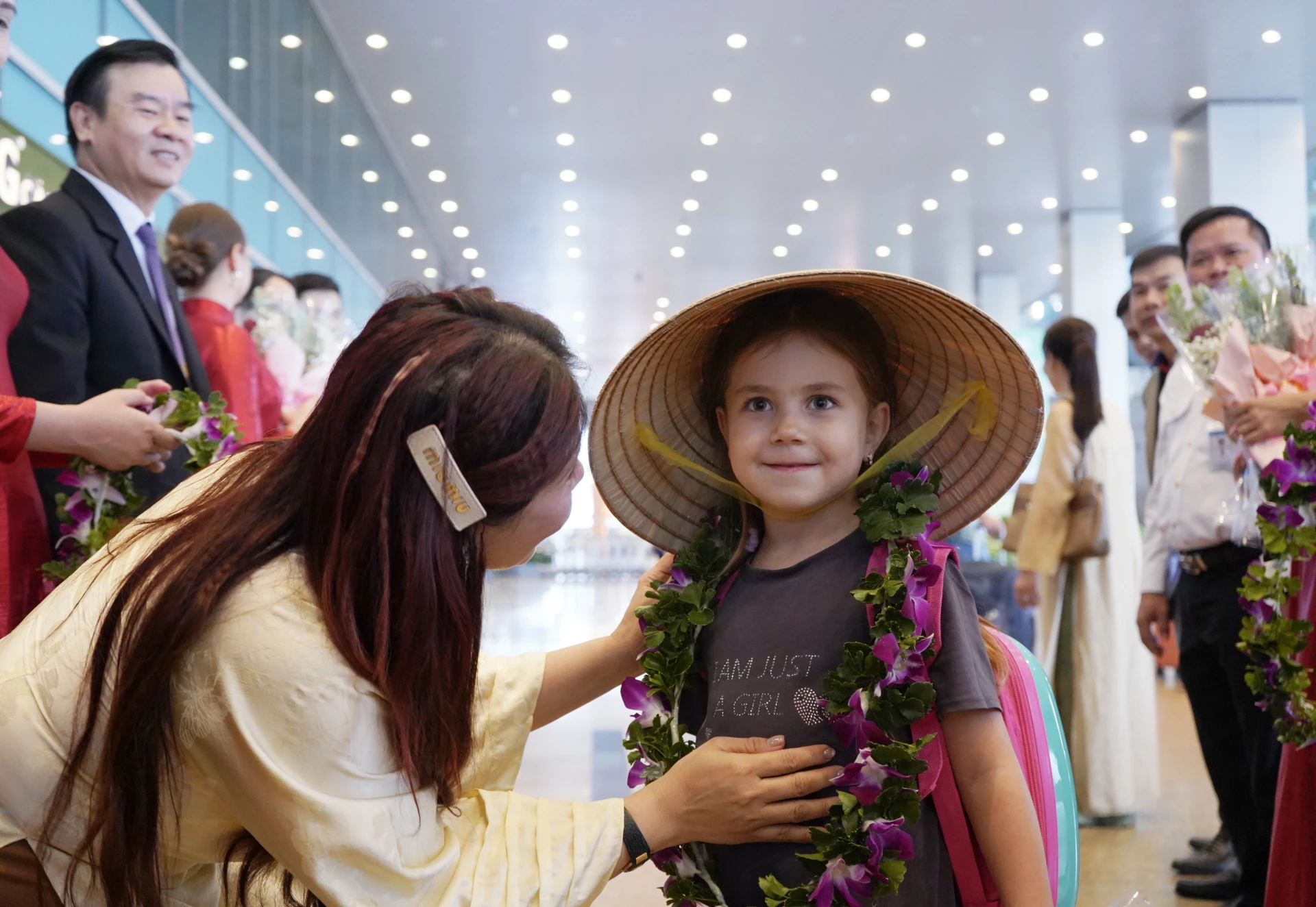 Em bé Nga được tặng nón lá, hào hứng cùng gia đình du lịch ở Khánh Hòa.
