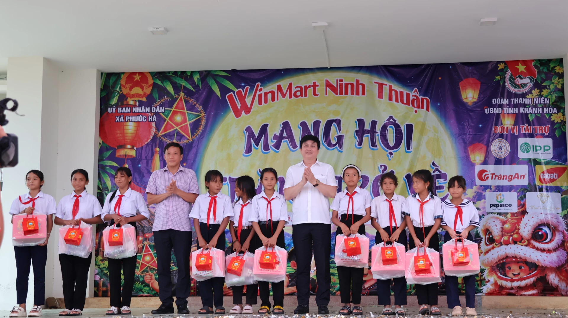 Lãnh đạo xã Phước Hà tặng quà Trung thu cho học sinh Trường Tiểu học và THCS Hoàng Hoa Thám.