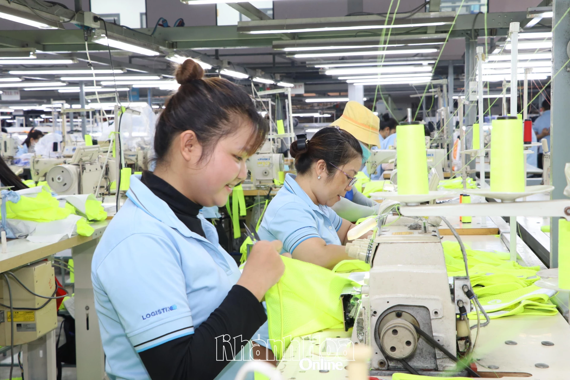 Công nhân Công ty TNHH Logistik Unicorp trong giờ làm việc.