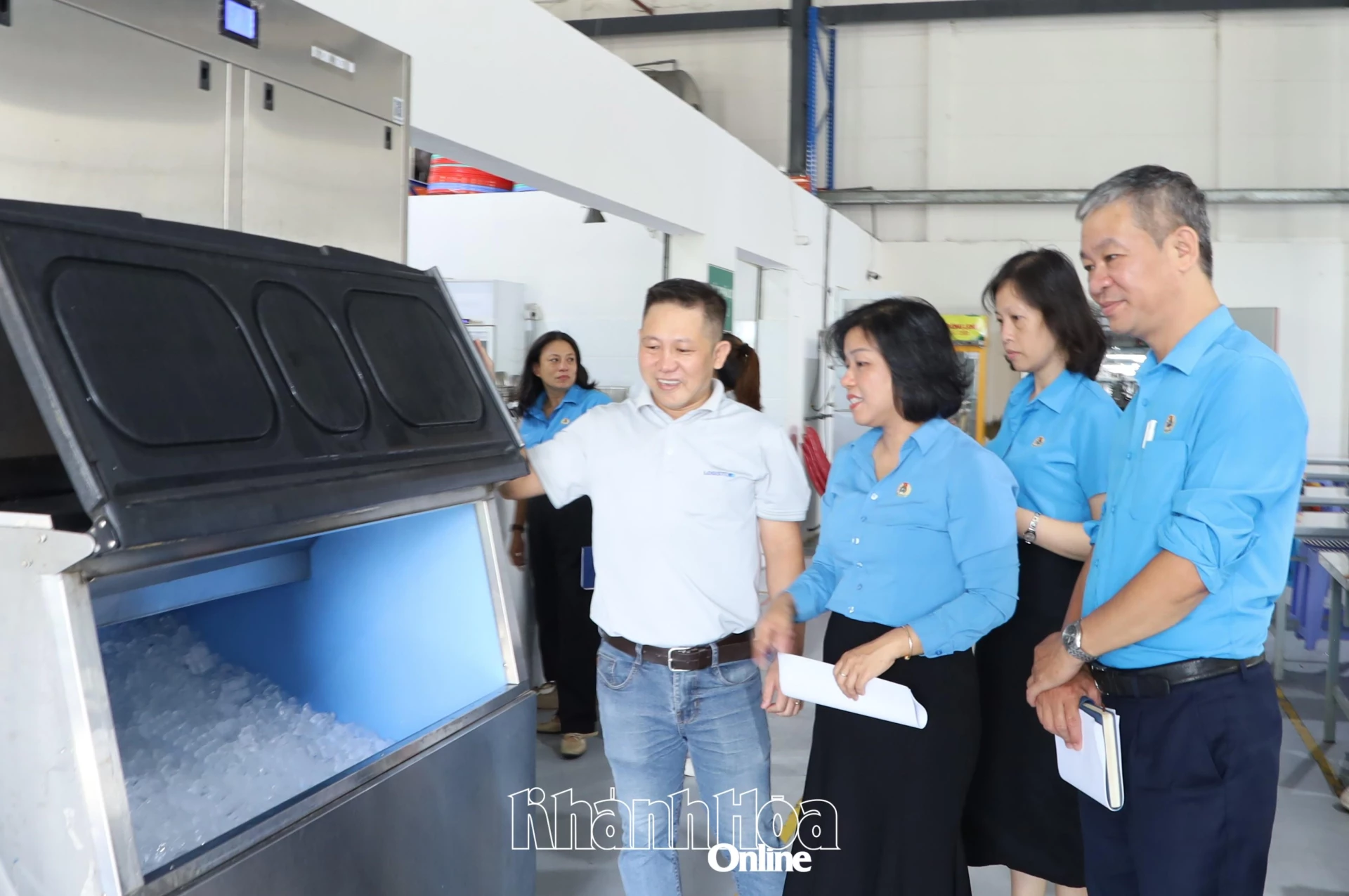 Công ty TNHH Logistik Unicorp đầu tư máy làm đá lạnh cho công nhân sử dụng an toàn.