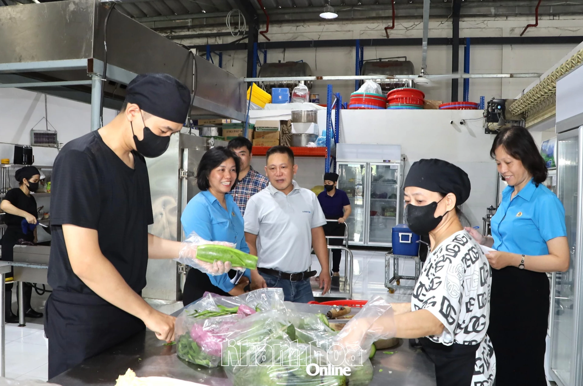 Cán bộ công đoàn kiểm tra quy trình chế biến thực phẩm tại bếp ăn tập thể Công ty TNHH Logistik Unicorp.