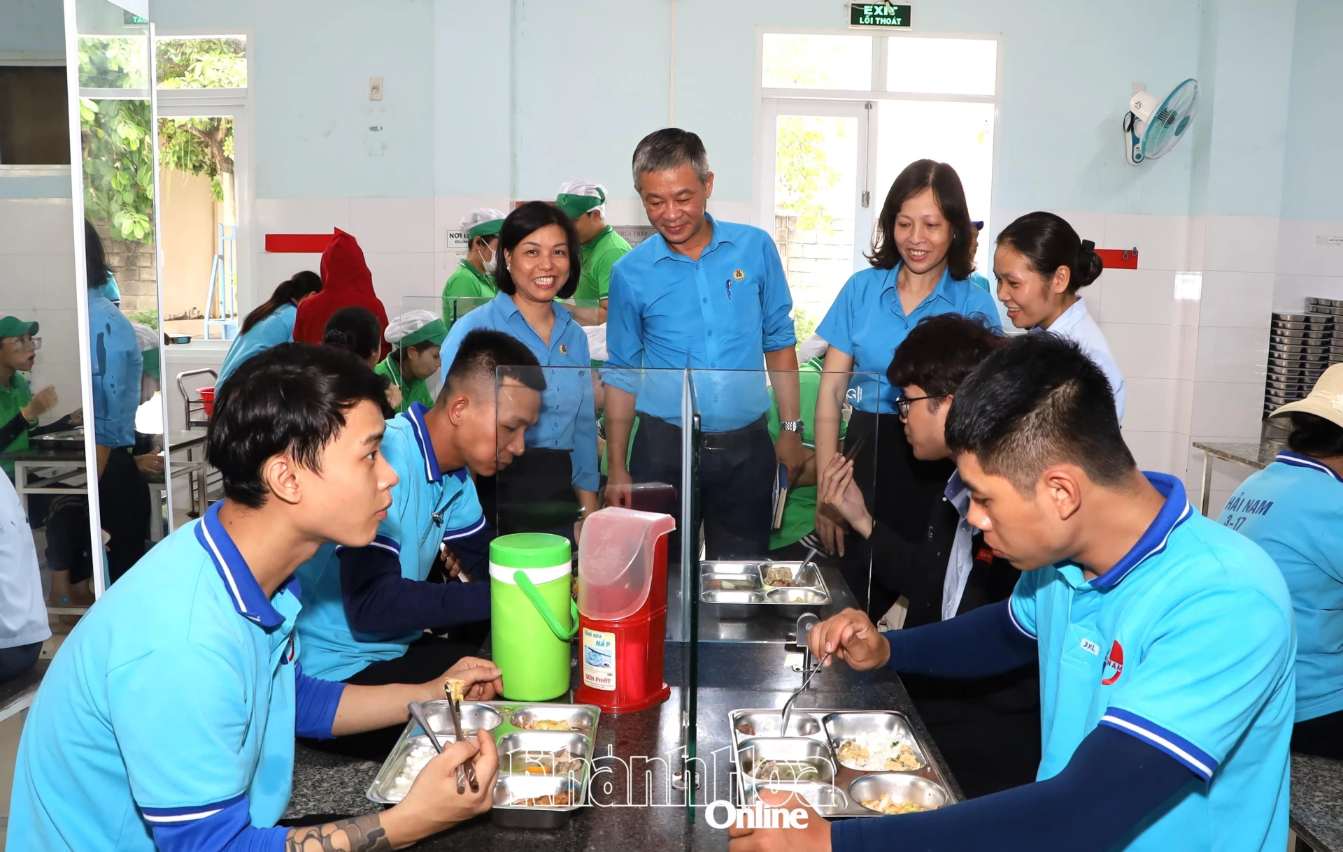 Cán bộ công đoàn khảo sát bữa ăn ca của công nhân Công ty TNHH Hải Nam.