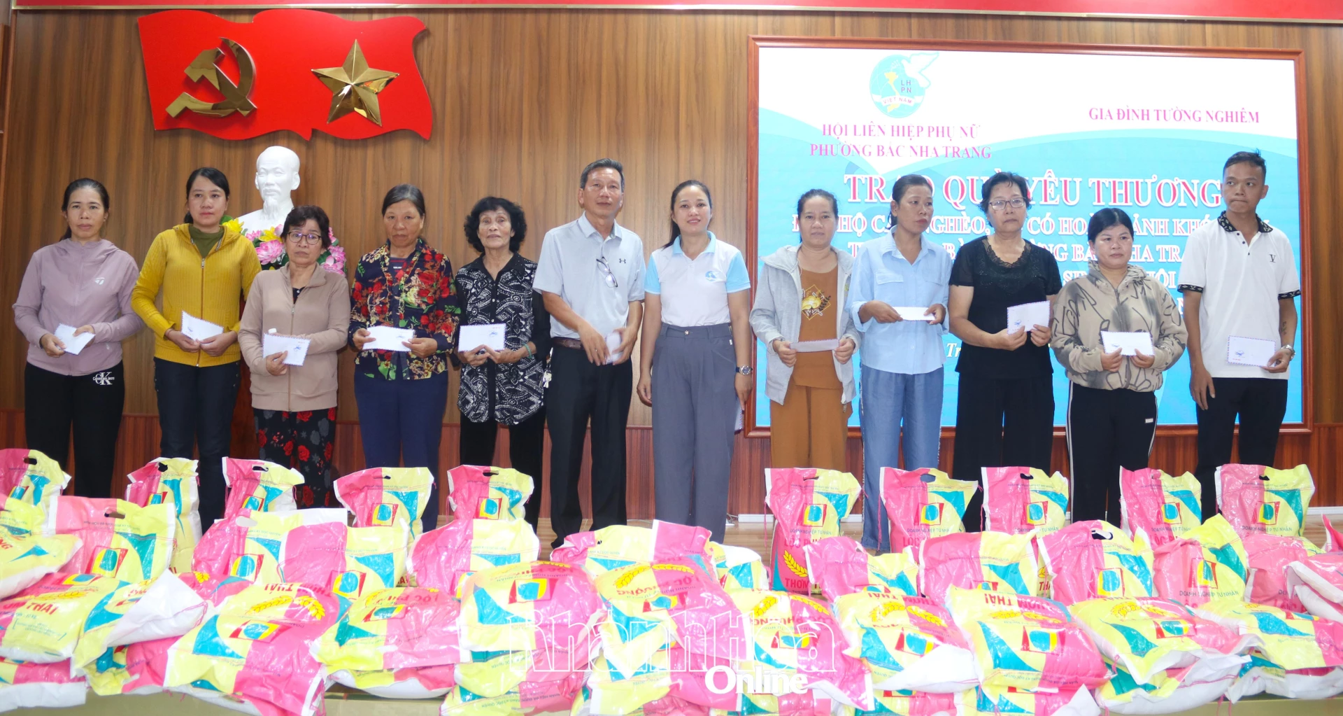 Lãnh đạo Hội Liên hiệp Phụ nữ phường cùng đại diện gia đình Tường Nghiêm trao quà cho người dân.