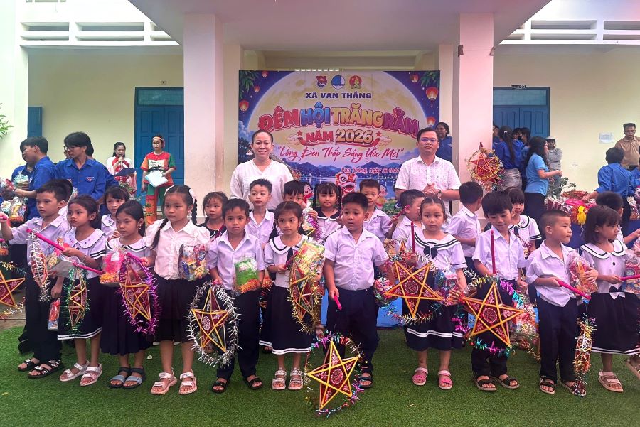 Ban tổ chức tặng quà Trung thu cho thiếu nhi.