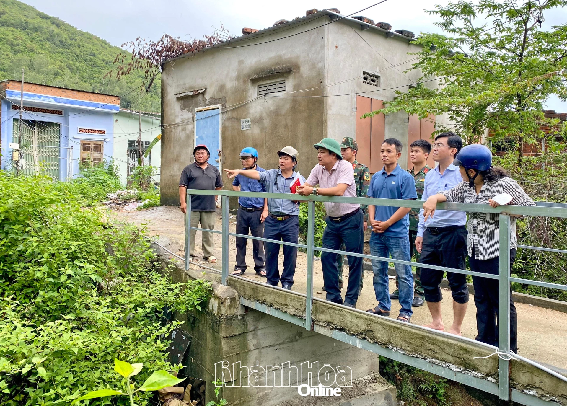 Đoàn công tác kiểm tra mương thoát nước tại tổ dân phố Thành Đạt.