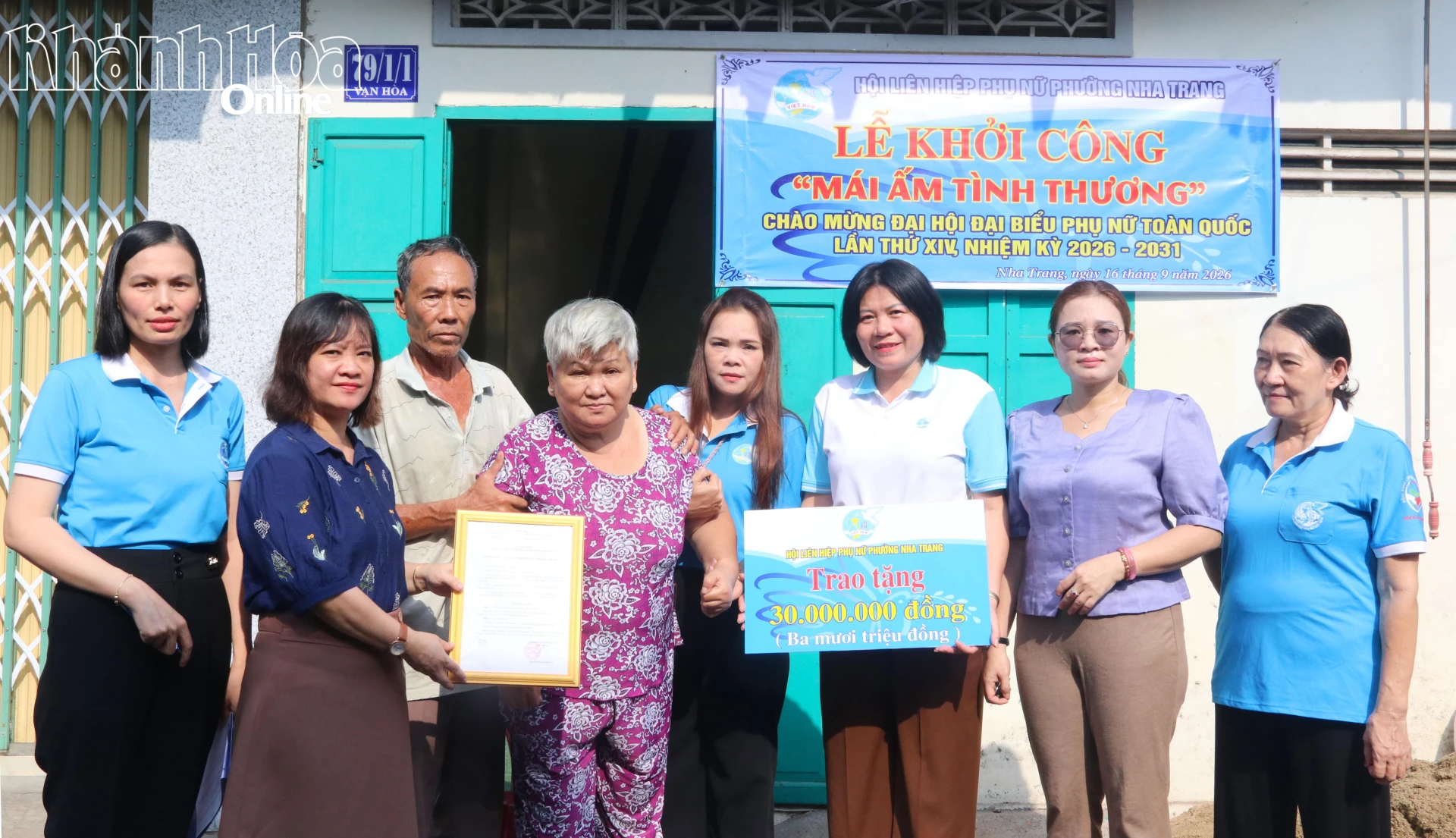 Lãnh đạo Ủy ban MTTQ Việt Nam phường Nha Trang và lãnh đạo Hội Liên hiệp Phụ nữ phường trao quyết định, kinh phí sửa chữa cho gia đình bà Đoàn Thị Mỹ (thứ 4 từ trái qua).