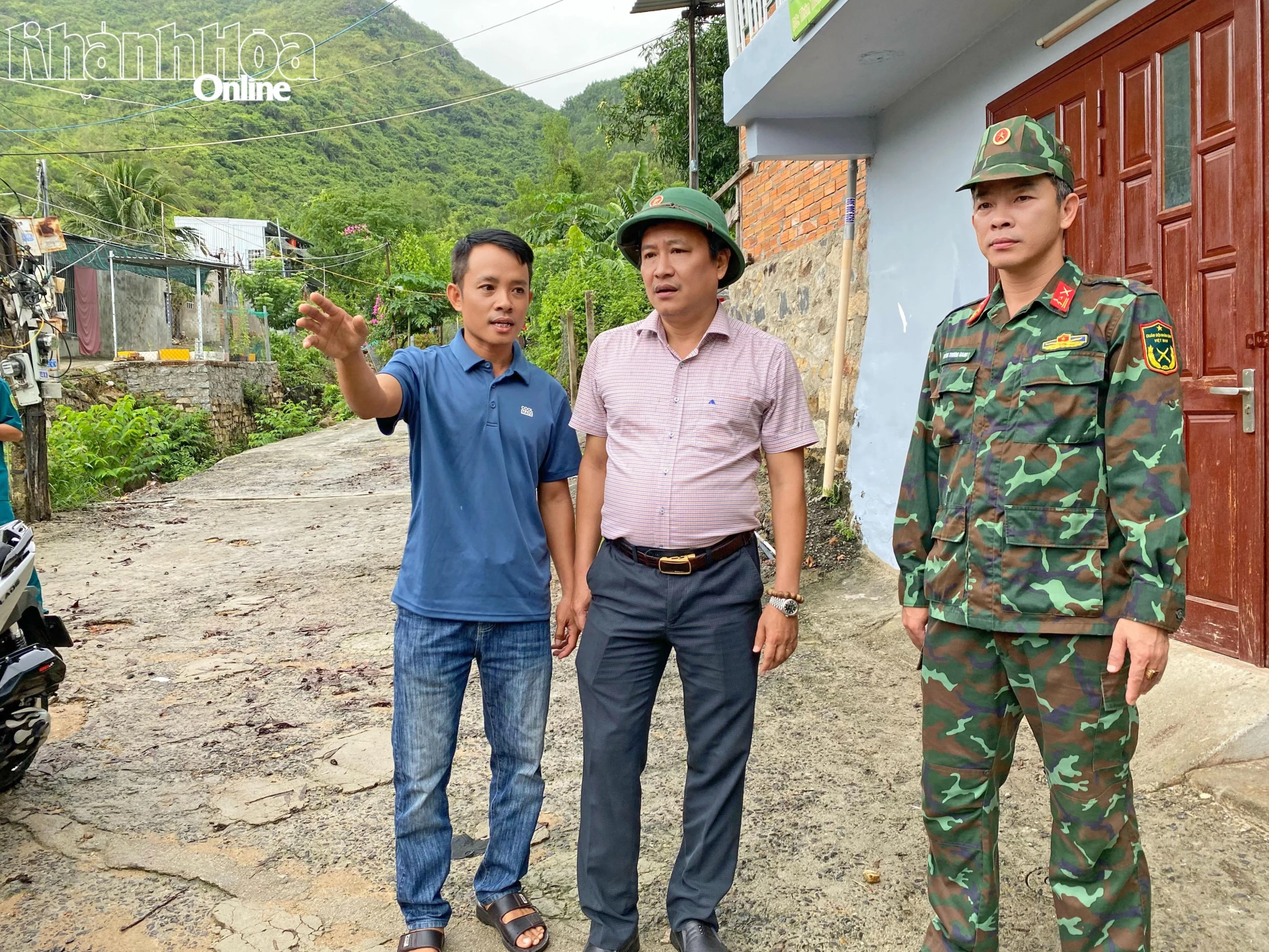 Ông Trần Nam Bình nghe đại diện tổ dân phố Thành Phát báo cáo tình hình.