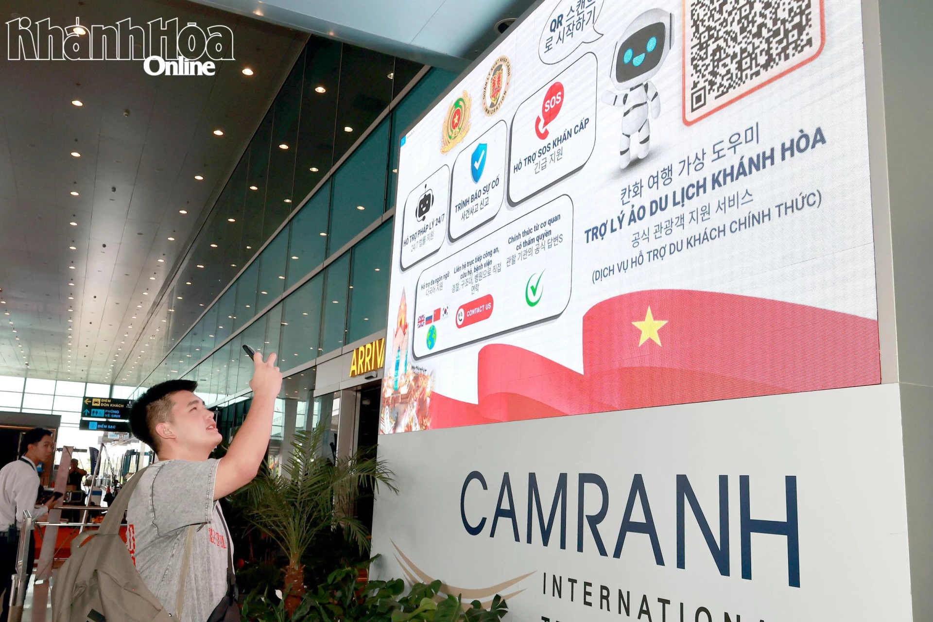 Du khách quét mã QR để sử dụng hệ thống tại Cảng Hàng không quốc tế Cam Ranh.