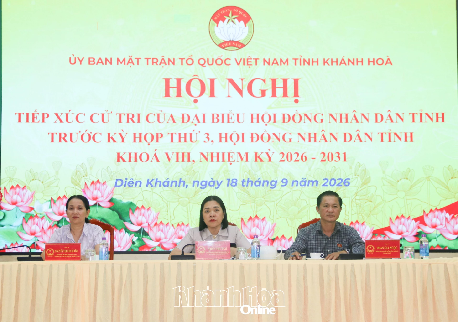 Đồng chí Trần Thu Mai và các đại biểu HĐND tỉnh tiếp xúc cử tri 2 xã Diên Khánh và Diên Lạc.