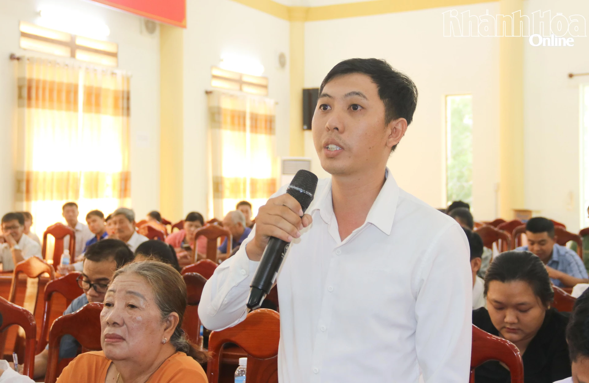 Cử tri xã Diên Lạc nêu ý kiến tại buổi tiếp xúc.