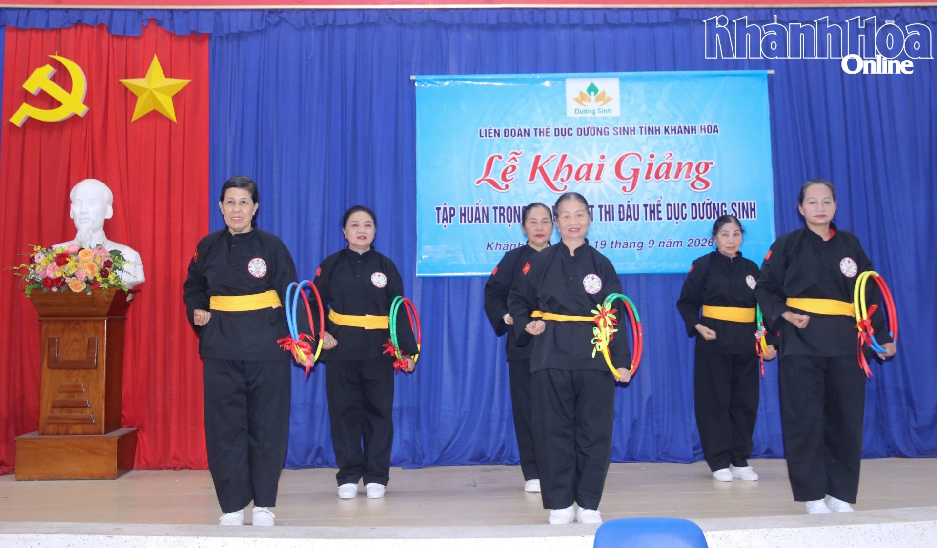 Các hội viên biểu diễn tiết mục thể dục dưỡng sinh tại lớp tập huấn.