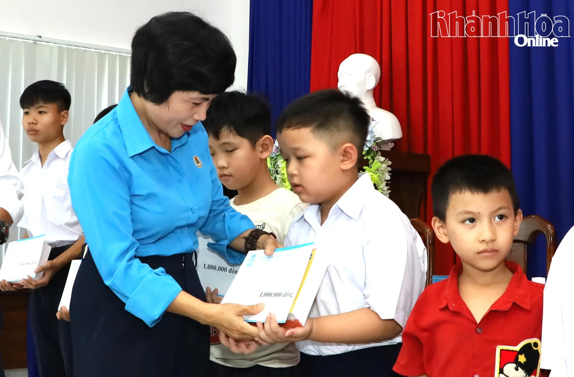 Bà Trần Thị Hương - Phó Chủ tịch Liên đoàn Lao động tỉnh trao học bổng cho con công nhân.