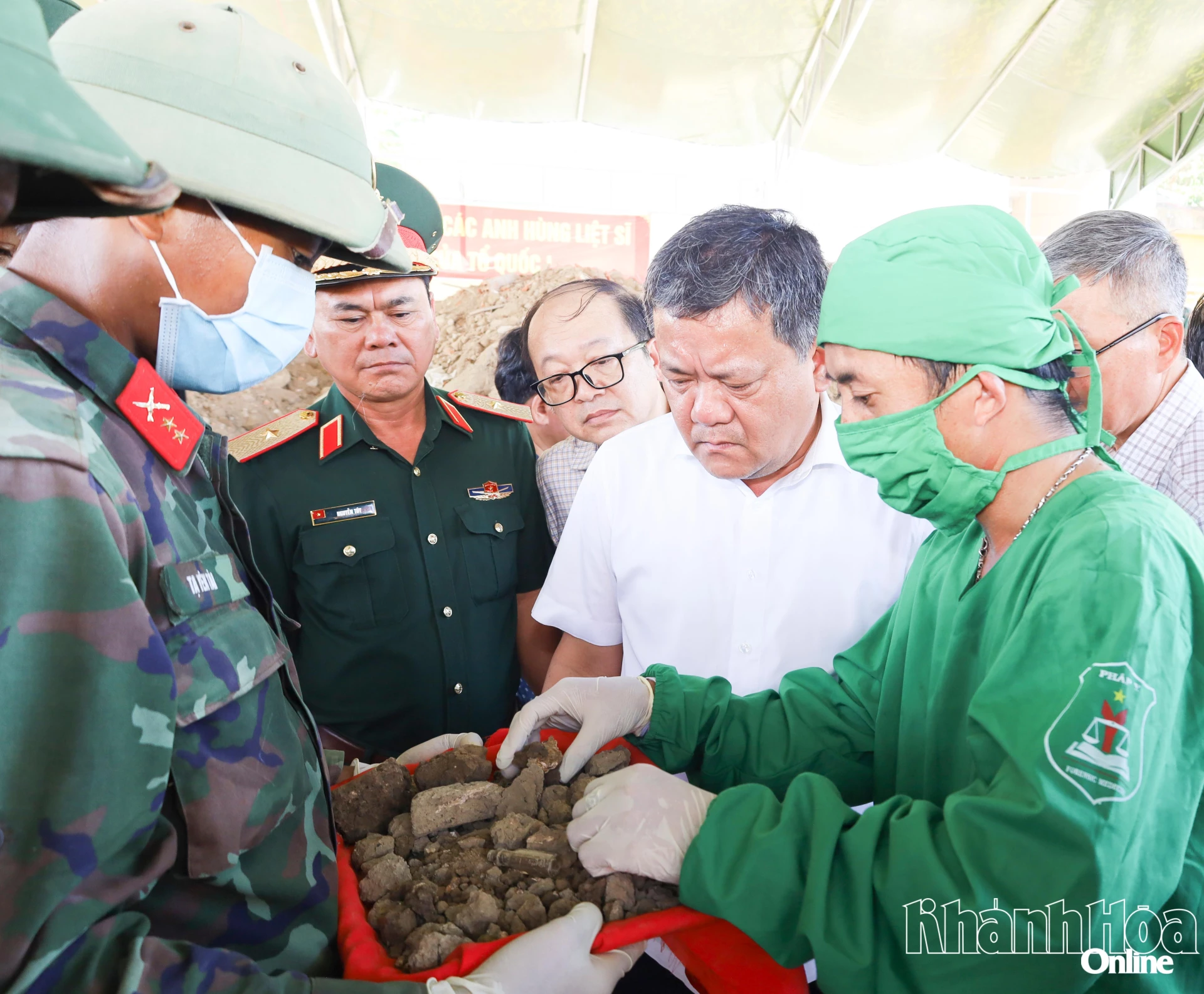 Đồng chí Trần Phong - Ủy viên Trung ương Đảng, Bí thư Tỉnh ủy xem xét các mẫu hài cốt được phát hiện tại khu vực Nhà lao Thành Diên Khánh.