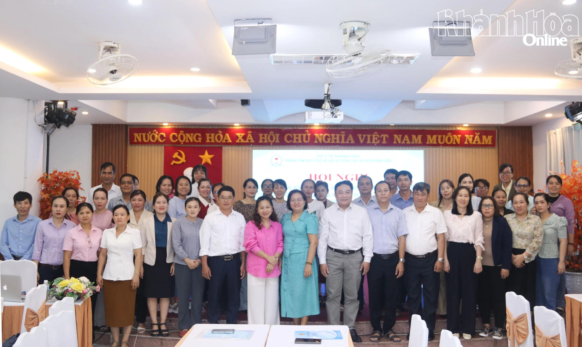 Các đại biểu và học viên chụp hình lưu niệm tại lớp tập huấn.