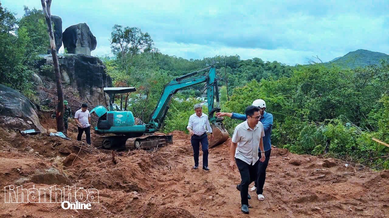 Lãnh đạo phường Tây Nha Trang kiểm tra các điểm xung yếu, chủ động ứng phó mưa lũ chiều 22-9.