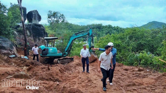 Lãnh đạo phường Tây Nha Trang kiểm tra các điểm xung yếu trên địa bàn