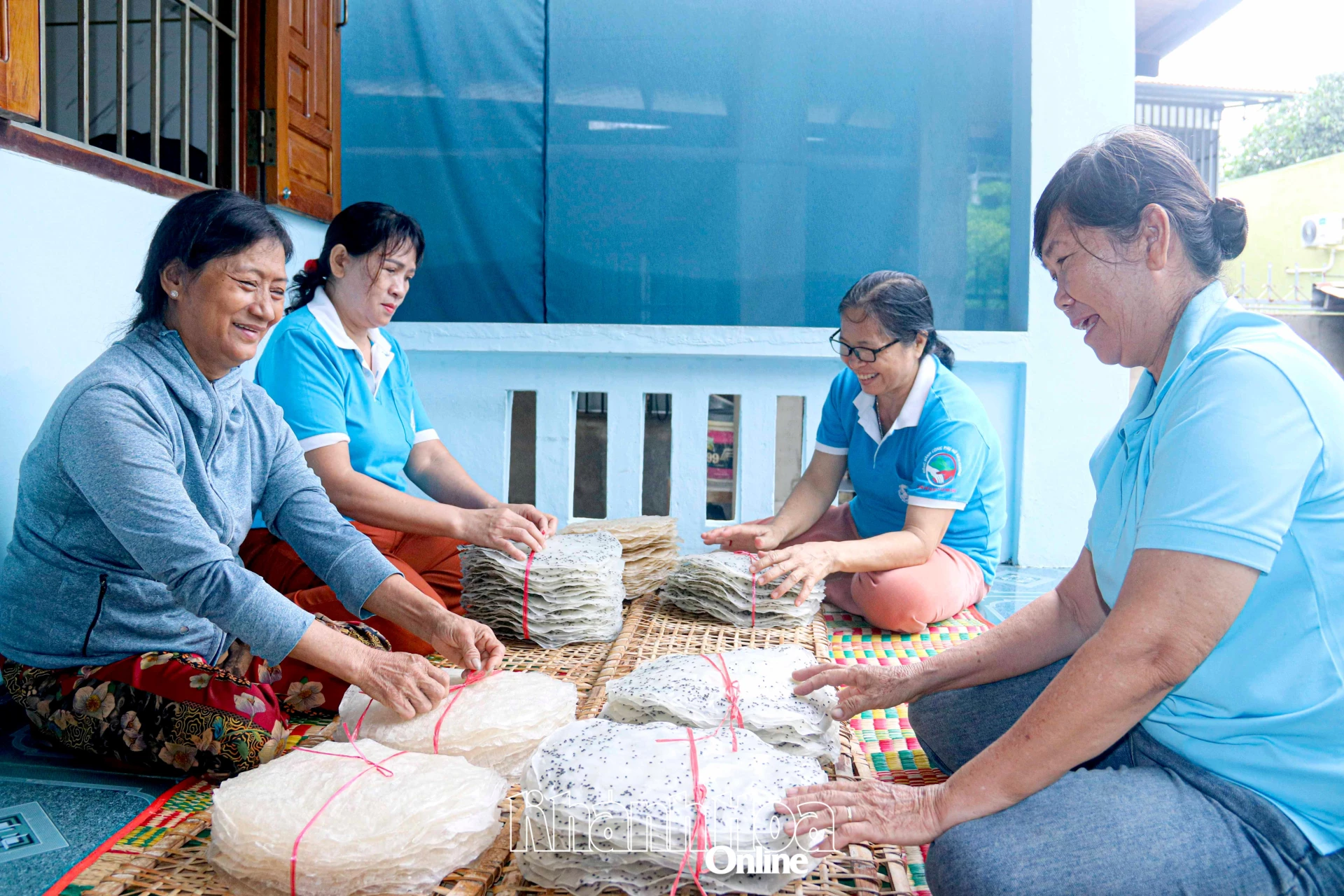 Các thành viên hỗ trợ nhau trong từng công đoạn.