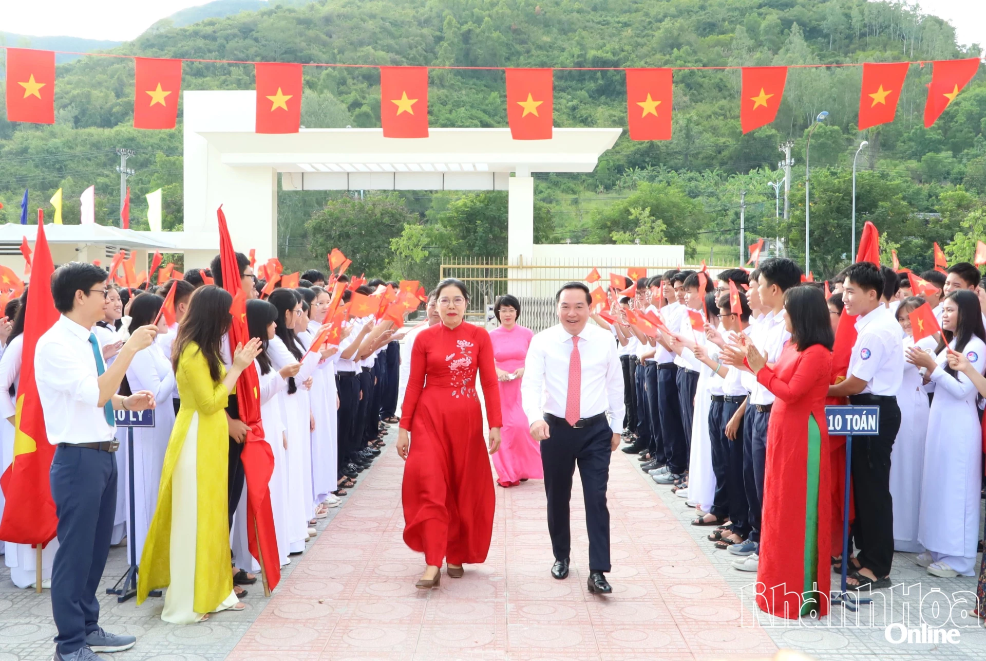 Phó Bí thư Thường trực Tỉnh ủy Hồ Xuân Trường đến dự lễ khai giảng tại Trường THPT Chuyên Lê Quý Đôn – Nam Nha Trang.