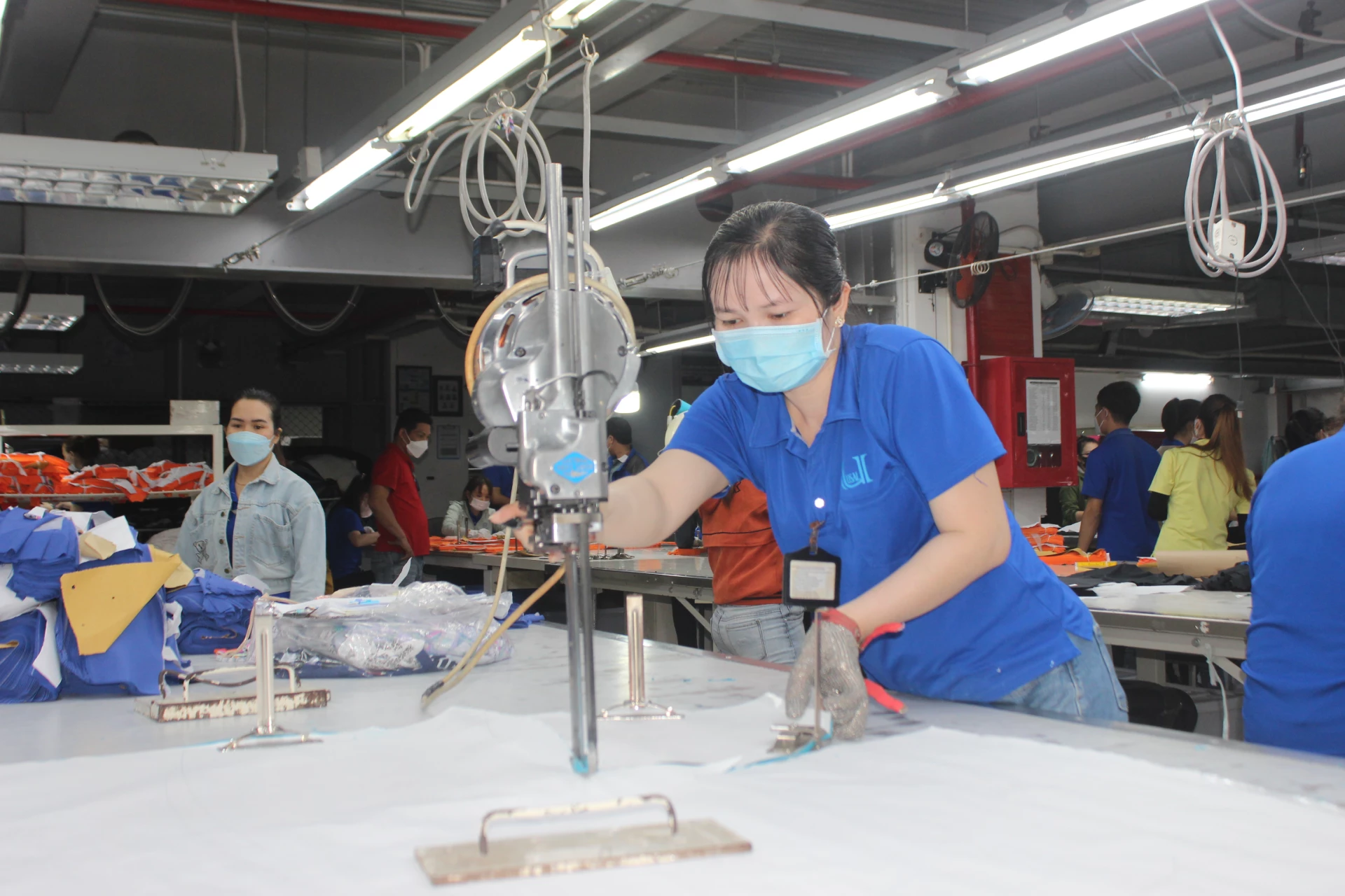 Công nhân tại Khu Công nghiệp Suối Dầu.