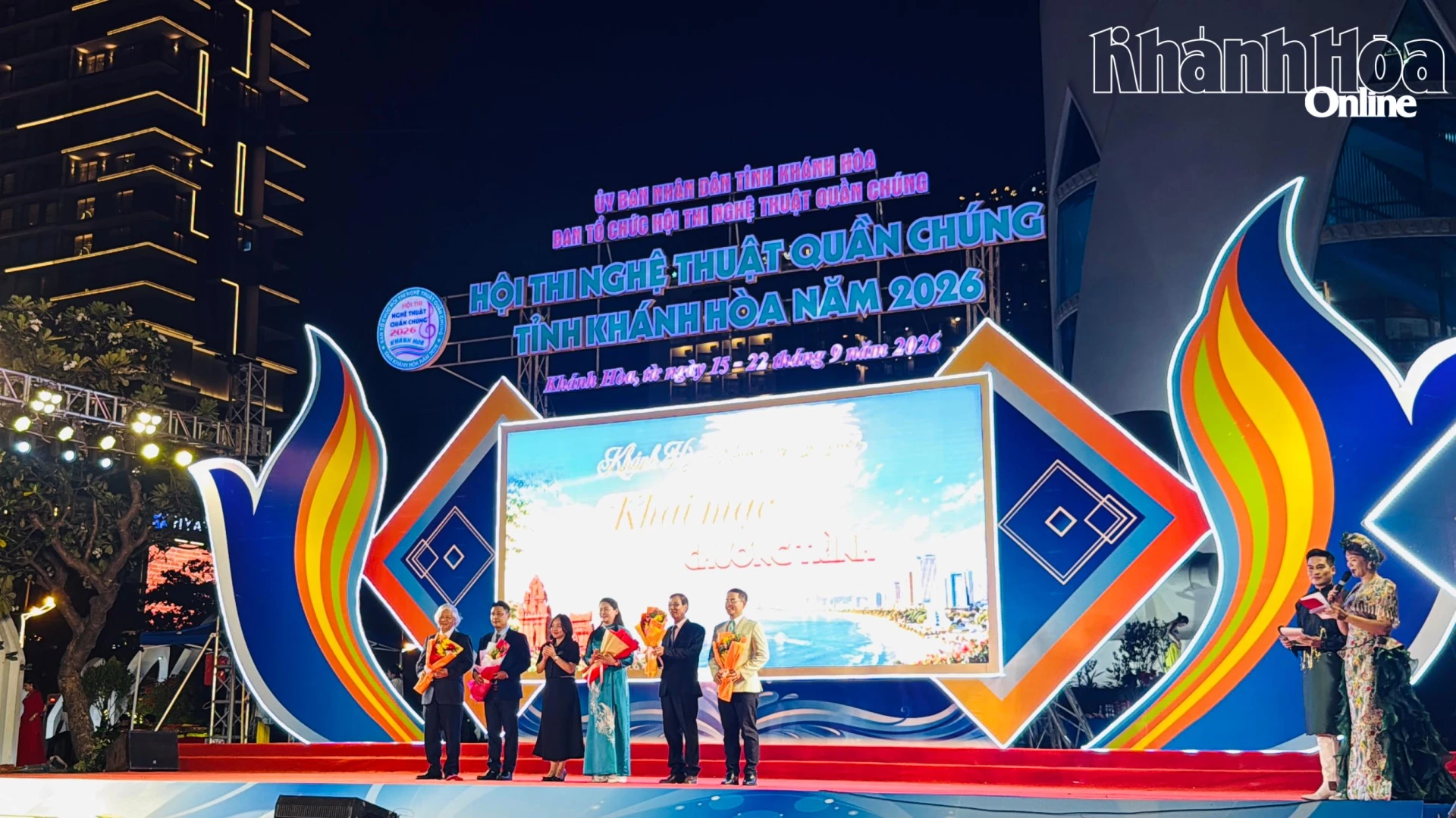 Lãnh đạo Sở Văn hoá, Thể thao và Du lịch tặng hoa Ban Giám khảo.