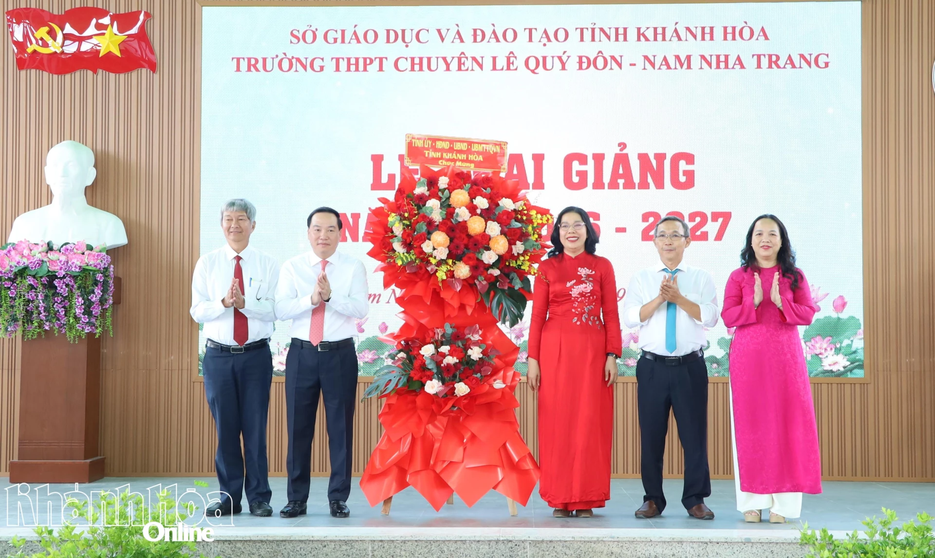 Phó Bí thư Thường trực Tỉnh ủy Hồ Xuân Trường tặng lẵng hoa chúc mừng nhà trường.