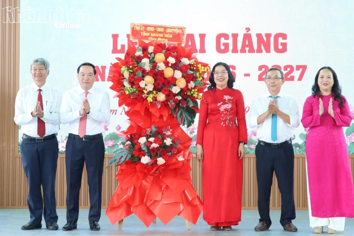 Phó Bí thư Thường trực Tỉnh ủy Hồ Xuân Trường dự lễ khai giảng năm học mới tại Trường THPT Chuyên Lê Quý Đôn - Nam Nha Trang