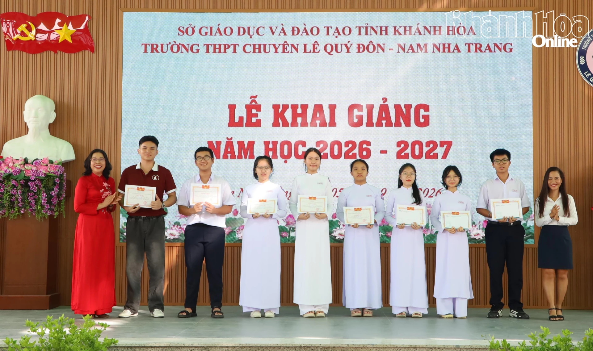 Lãnh đạo Trường THPT Chuyên Lê Quý Đôn – Nam Nha Trang trao khen thưởng cho các học sinh.