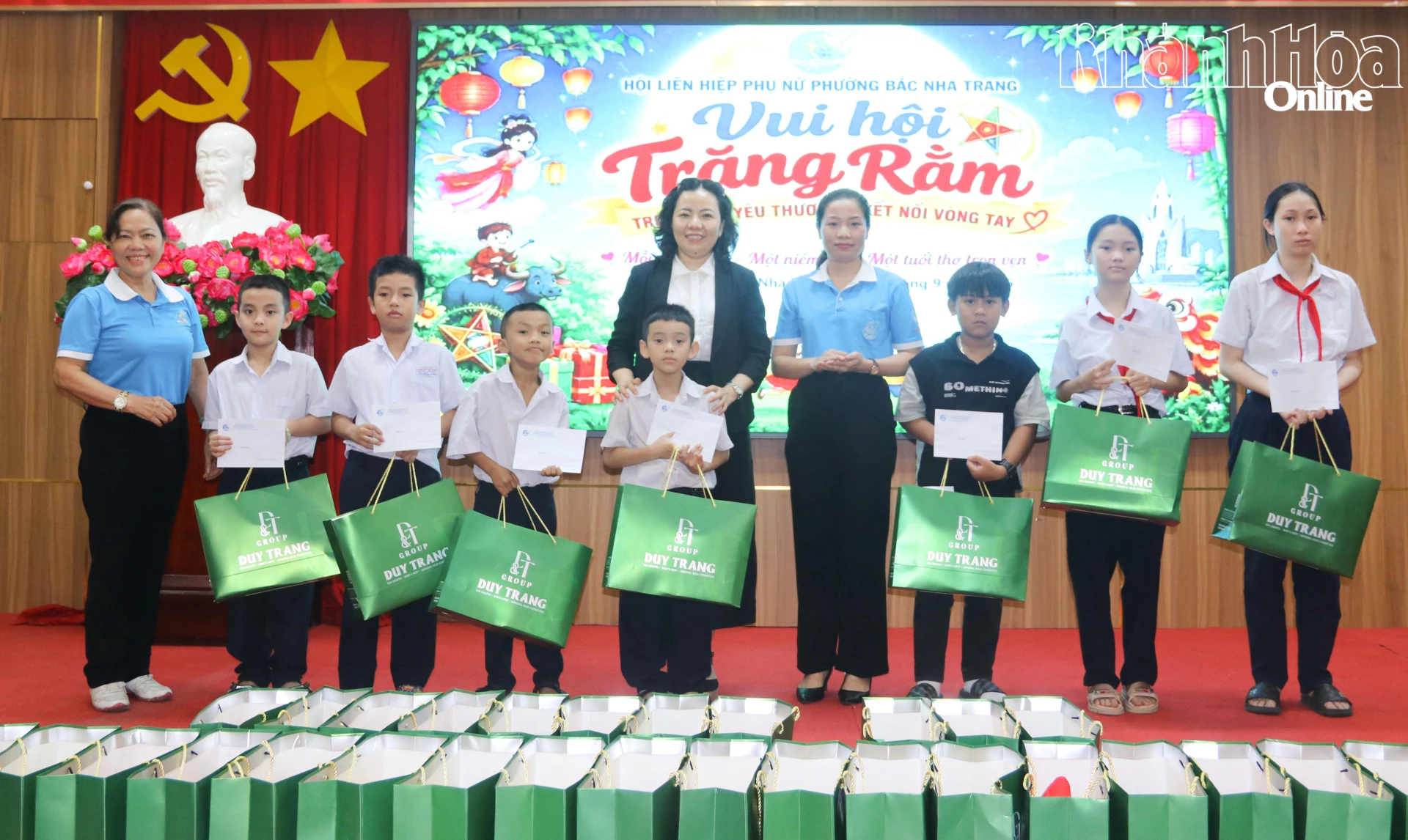 Những món quà được trao nhằm mang đến cho các em một mùa Trung thu vui tươi, ấm áp và ý nghĩa.