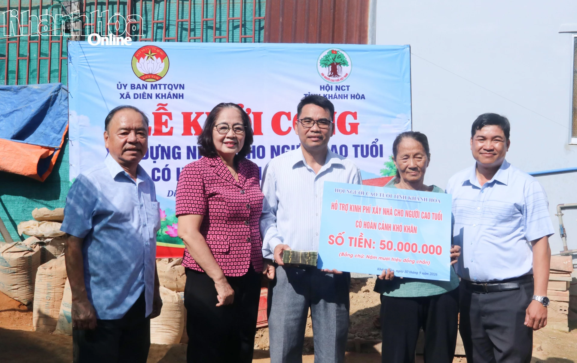 <p>Hội Người cao tuổi tỉnh trao tiền hỗ trợ cho gia đình bà Trần Thị Rỡ (thứ 2 từ phải qua).</p>
