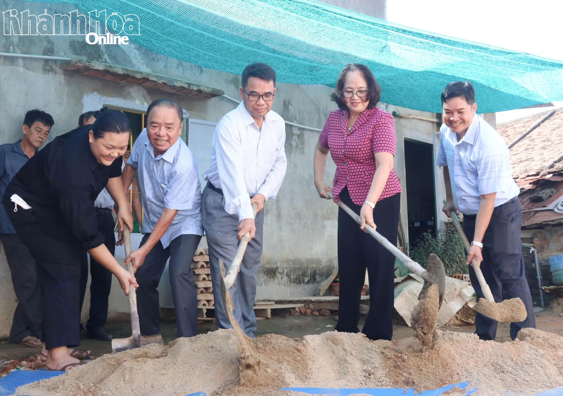 Các đại biểu thực hiện nghi thức động thổ xây dựng nhà ở.