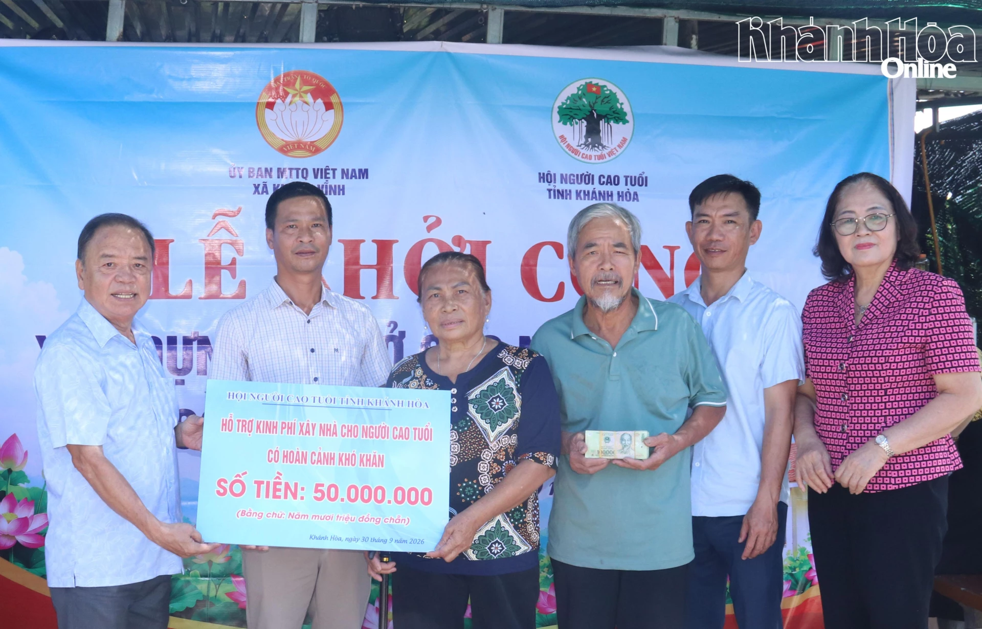 Hội Người cao tuổi tỉnh trao tiền hỗ trợ cho gia đình bà Nguyễn Thị Qui (thứ 3 từ trái qua).