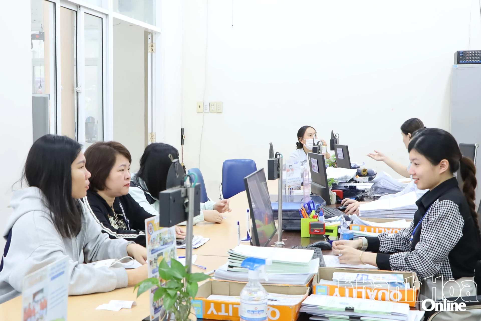 Nhân viên Trung tâm Dịch vụ việc làm tỉnh giải quyết hồ sơ hưởng trợ cấp thất nghiệp và tư vấn việc làm mới cho người lao động.