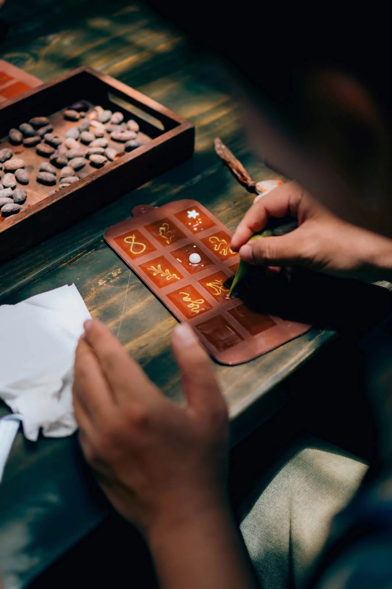 Một công đoạn tạo hình, trang trí socola tại workshop.