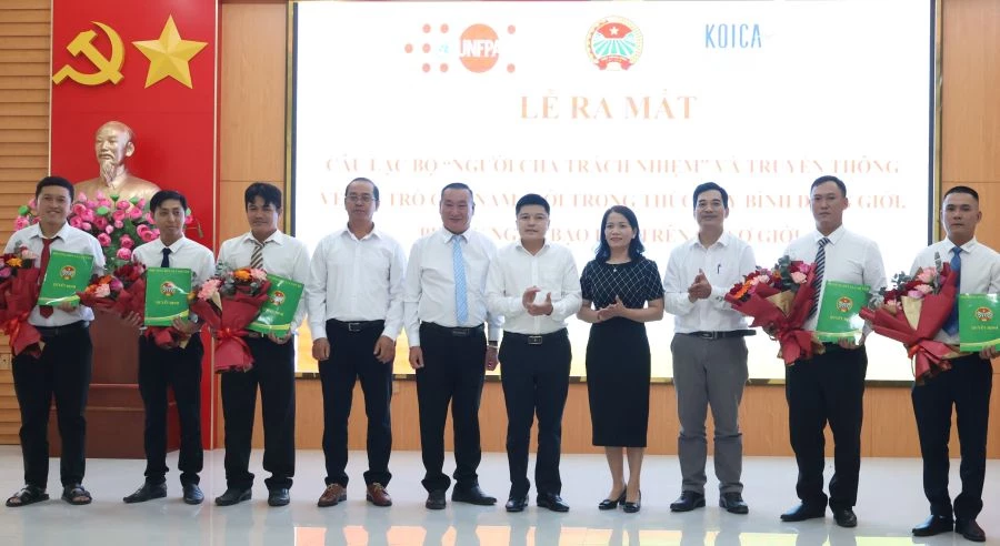 Các câu lạc bộ "Người cha trách nhiệm" xã Cam Lâm ra mắt tại buổi lễ.