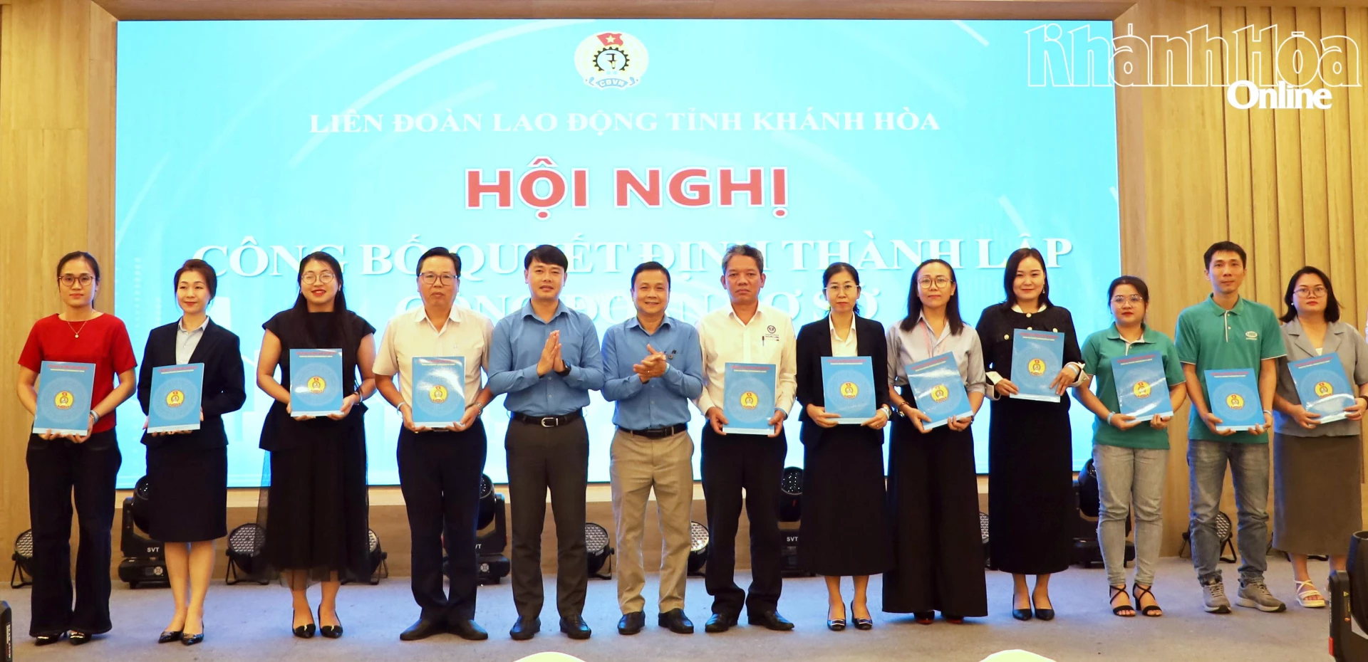 Lãnh đạo Liên đoàn Lao động tỉnh trao quyết định thành lập các công đoàn cơ sở.