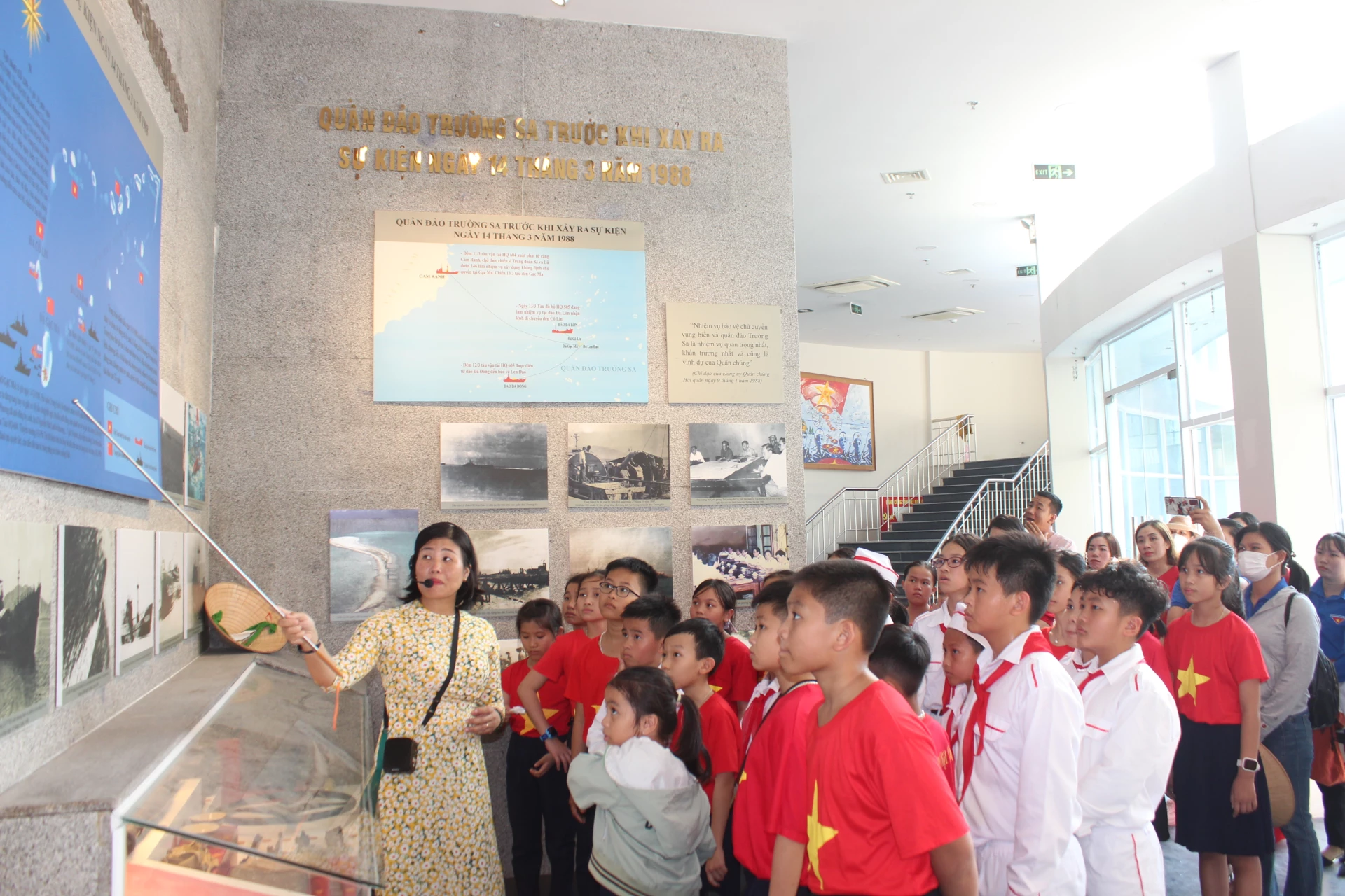 Học sinh các trường học thăm viếng, nghe thuyết minh về sự kiện Gạc Ma tại Khu tưởng niệm chiến sĩ Gạc Ma.