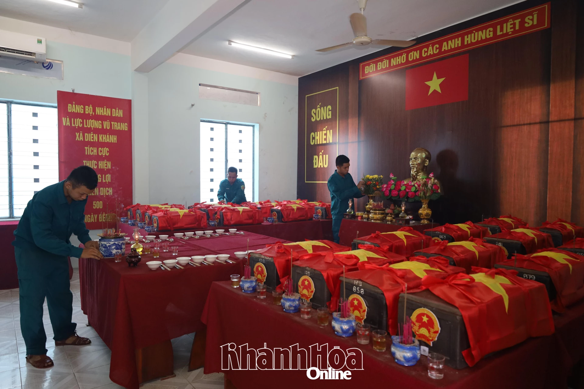 Các chiến sĩ dân quân xã Diên Khánh chăm sóc hài cốt các liệt sĩ bằng tất cả lòng thành kính.