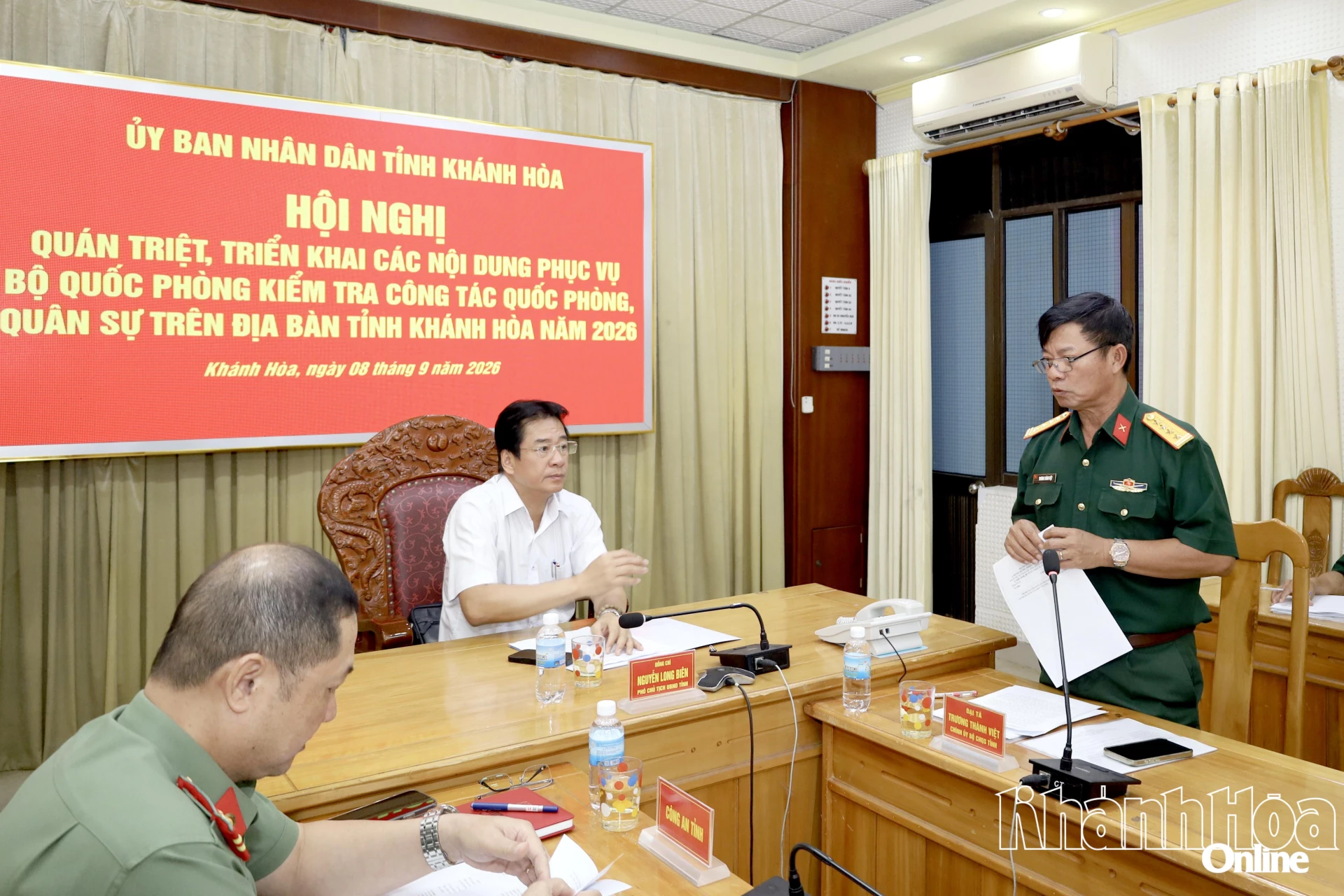Đại tá Trương Thành Việt - Chính ủy Bộ Chỉ huy Quân sự tỉnh phát biểu tại hội nghị.