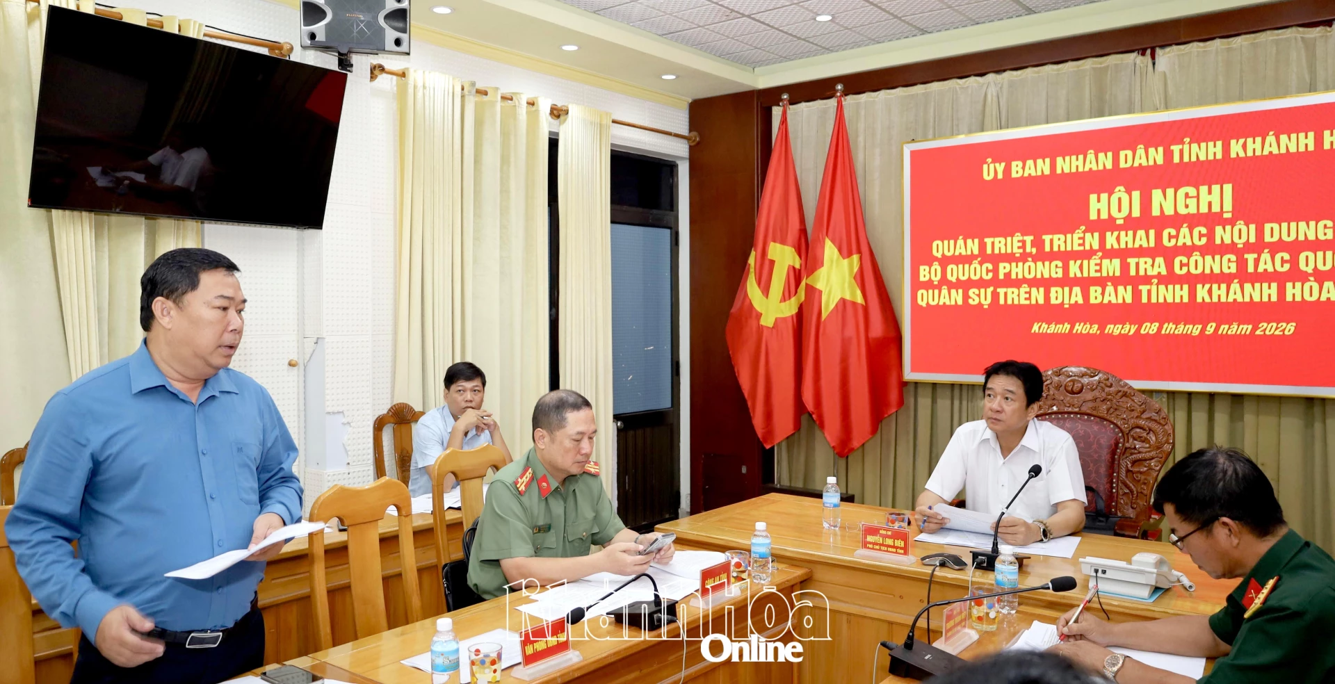 Đại diện Sở Nội vụ báo cáo tại hội nghị.