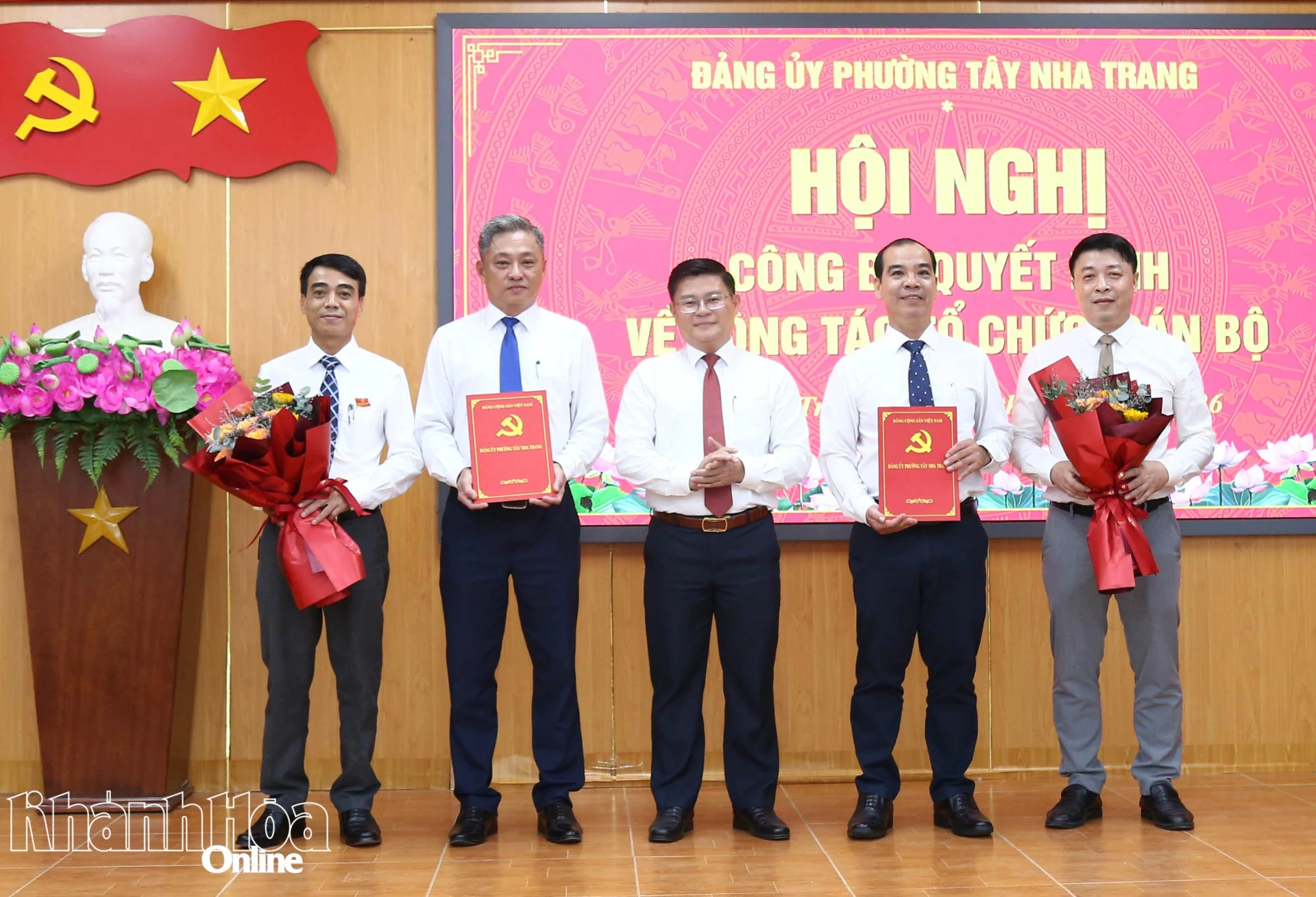 Ông Nguyễn Đức Tân - Bí thư Đảng ủy phường Tây Nha Trang trao các quyết định về kết thúc hoạt động của Đảng ủy Các cơ quan đảng và Đảng ủy UBND phường Tây Nha Trang