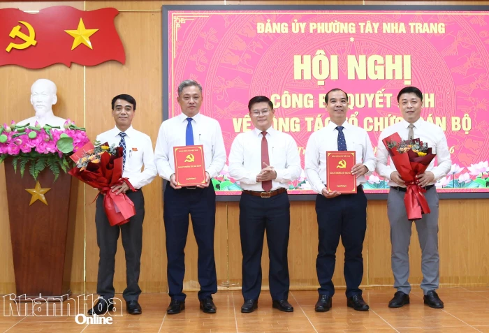 Đảng ủy phường Tây Nha Trang công bố và trao các quyết định về tổ chức bộ máy