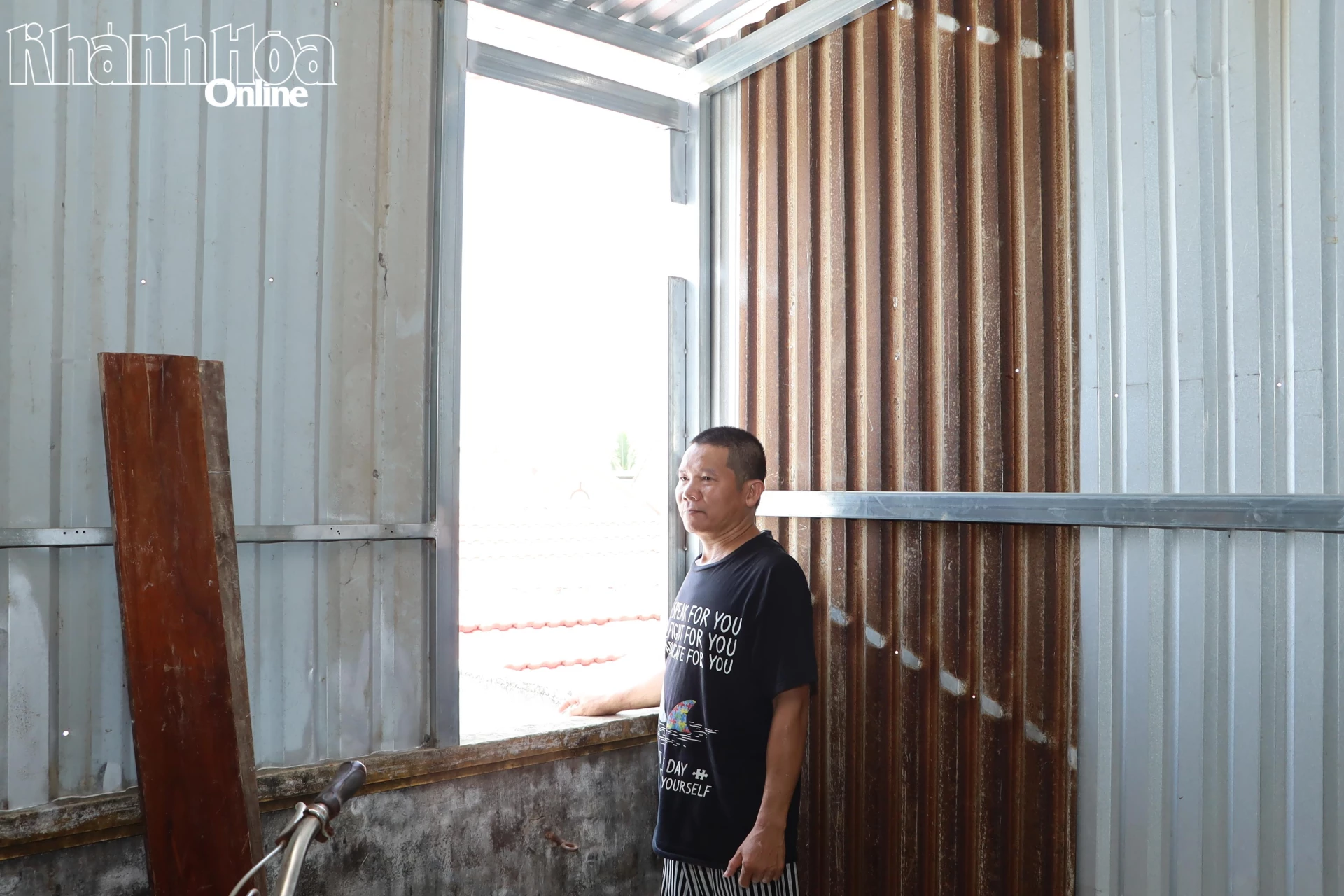 Gác tránh lũ của gia đình ông Huỳnh Văn Tâm làm ô cửa sổ thoát hiểm đề phòng nước lên quá cao có lối ra.